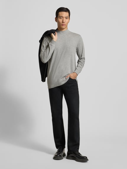 Männermodel trägt Longsleeve mit gerippten Abschlüssen von RAGMAN in Grau, Regular Fit, reine Baumwolle, Stehkragen; Ganzkörperansicht von vorne.