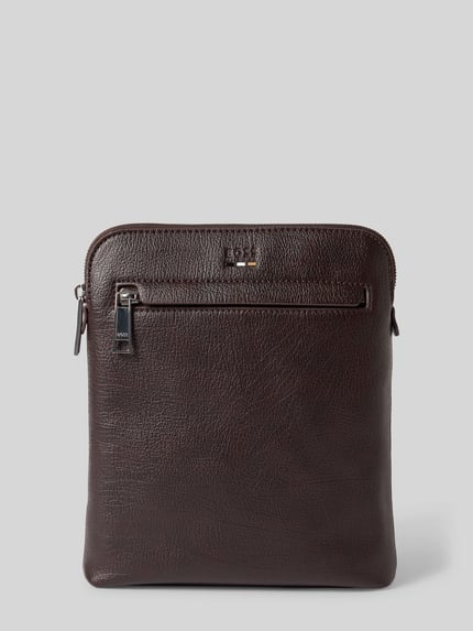 Produktfoto, Umhängetasche mit Label-Detail Modell 'Ray_RP_Envelope' von BOSS in Dunkelbraun mit feiner Lederstruktur, Herren Umhängetasche