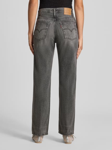 Kobiece model prezentuje jeansy o kroju tapered fit z bawełny Tapered Fit Jeans aus reiner Baumwolle Modell 'EASY DAD' od Levi's® 300, całkowity widok z tyłu.