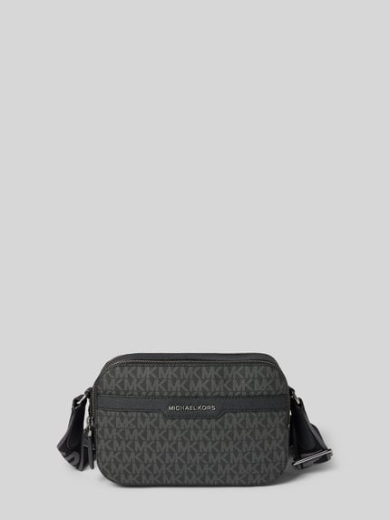 Produktfoto, Camera Bag mit Logo-Applikation Modell 'Hudson' van Michael Kors voor heren, structuurpatroon, ritssluiting, verstelbare schouderband, hoofdvak, breedte 22 cm, lengte 14 cm, diepte 6 cm, schouderbandlengte 98 cm