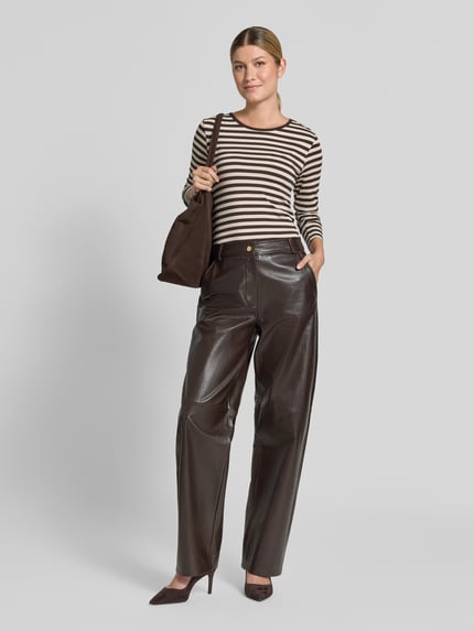 Frauenmodel trägt Skinny Fit Longsleeve aus Viskose-Elasthan-Mix Modell 'Liana' von FREE/QUENT, braun-weiß gestreift, Ganzkörperansicht von vorne