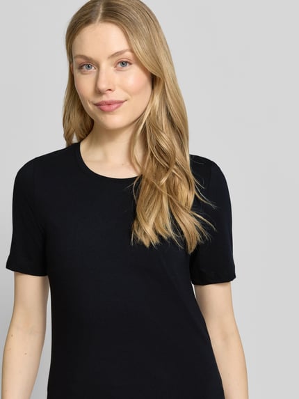 Frauenmodel trägt T-Shirt mit Rundhalsausschnitt von Christian Berg Woman in Schwarz, reine Baumwolle, Regular Fit, Nahaufnahme Oberkörper.