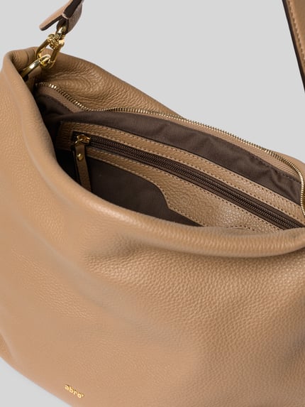 Produktfoto, Handtasche aus Leder mit Label-Detail Modell 'EBONY BIG' von Abro in Beige, sichtbare goldfarbene Details und Reißverschluss, strukturierte Oberfläche, Innenfach erkennbar, Kontext: Damen Handtasche von Abro mit Hauptfach, Reißverschluss, Tragegurt, Label-Detail, 42x25x16 cm, Schulterriemen 114 cm