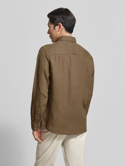 Männermodel trägt Leinenhemd mit Kentkragen von MCNEAL in Braun, Regular-Fit, reine Leinen, Knopfleiste, Rückenlänge 77 cm, Schulterbreite 50 cm, Ärmellänge 68 cm, Ganzkörperansicht Rückansicht.