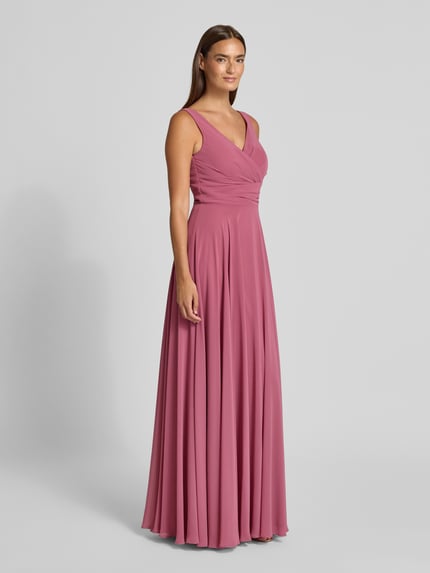 Frauenmodel trägt Abendkleid mit V-Ausschnitt von TROYDEN COLLECTION in A-Linie, langes Maxikleid, glatter Stoff, Rückenlänge 155 cm, Brustweite 43 cm, Ganzkörperansicht von vorne.