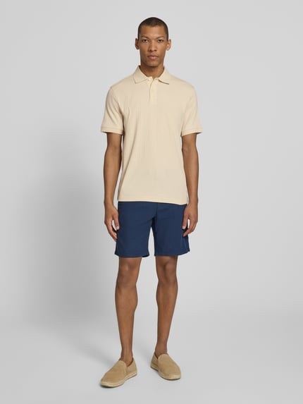 Mannenmodel draagt Regular Fit Poloshirt reiner Baumwolle Modell 'COLE' van SELECTED HOMME, uni kleur, structuur, polokraag, korte knoopsluiting, korte mouw, structuur-jersey katoen, voorkant volledige lichaamsweergave.