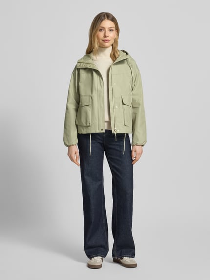 Frauenmodel trägt Regular Fit Parka aus Baumwoll-Mix von s.Oliver RED LABEL in Optik: Unifarben mit Kapuze, Reißverschluss, Langarm, Tunnelzug, Pattentaschen, Farbton Hellgrün, Textur glatte Oberfläche, Ganzkörperansicht von vorne.