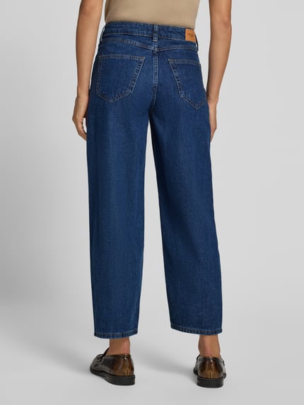 Vrouwenmodel draagt donkerblauwe katoendenim Barrel Jeans uit één stuk, rechte pijpen en zichtbare stiksels, model 'Stine' van Marc O'Polo, Dames Barrel Jeans van Marc O'Polo DENIM, volledige lichaamsaanzicht achterkant.