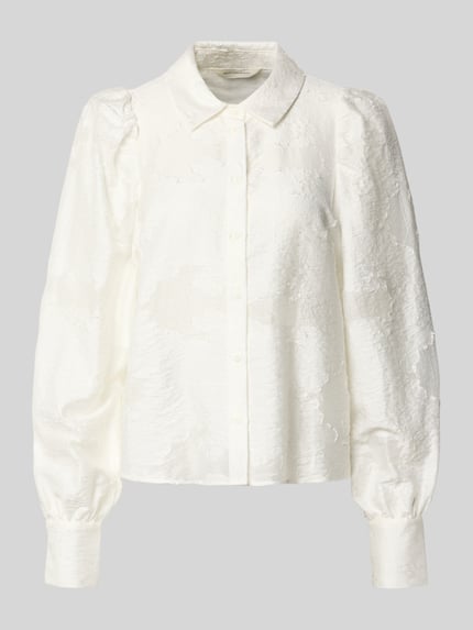 Produktfoto, witte Hemdbluse uit Lyocell-mix model 'Orkidea' van MSCH Copenhagen, regular fit, kentkraag, knoopsluiting, pofmouwen, gladde lichte textuur.