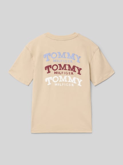 Jungen trägt Regular Fit T-Shirt aus reiner Baumwolle von Tommy Hilfiger Teens, beżowy, nadruk logo, krótki rękaw, widok z tyłu, jersey.