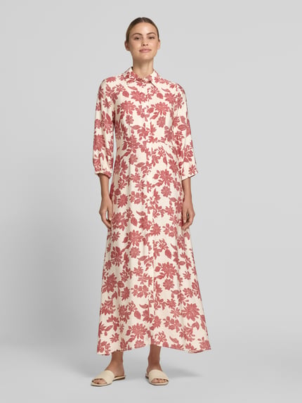 Frauenmodel trägt Hemdblusenkleid aus Viskose-Mix mit 3/4-Arm Modell 'Vildana' von MSCH Copenhagen, A-Linie, Allover-Look, Maxikleid, Knopfleiste, creme-rosé gemustert, Ganzkörperansicht von vorne. Rückenlänge bei Größe S: 138 cm, Brustweite 47 cm, Ärmellänge 50 cm.