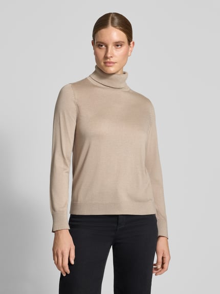 Frauenmodel trägt Regular Fit Pullover aus Viskose-Mix von COMMA in Beige mit Rollkragen, Strick-Optik, Ganzkörperansicht von vorne.