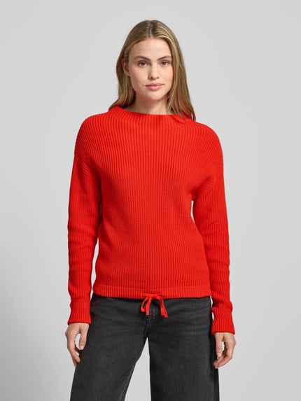 Frauenmodel trägt Strickpullover mit Stehkragen und Tunnelzug von Jake*s Casual, Reine Baumwolle, Regular-Fit, Ganzkörperansicht von vorne.