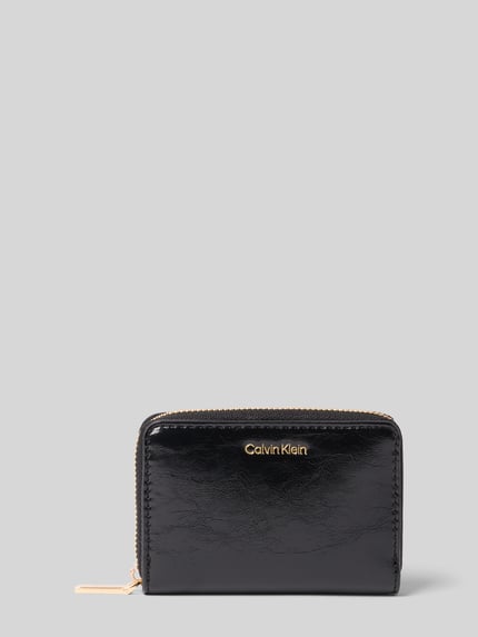 Productfoto, zwarte portemonnee uit echt rundleer van CK Calvin Klein met glanzende textuur en goudkleurige ritssluiting