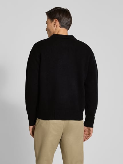 Mannelijk model draagt Regular Fit Sweatshirt aus Woll-Alpaka-Mix van Polo Ralph Lauren, zwarte kleur, rechte vormen, fijne textuur, volledig lichaam achteraanzicht.