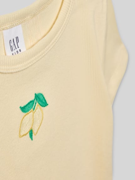 Produktfoto, T-Shirt mit Motiv-Stitching von GAP, gelb, aus reiner gewachster Baumwolle, Feinripp, Rundhalsausschnitt, Stickmotiv Zitrone, Straight Fit, Rückenlänge 35 cm bei Größe 116