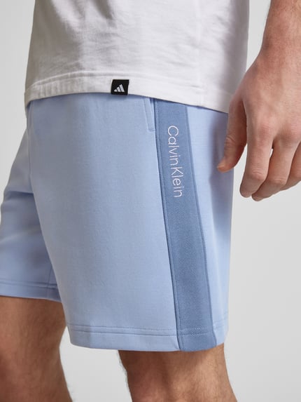 Calvin Klein Jeans Regular Fit Shorts mit angedeutetem Eingriff Hellblau 3