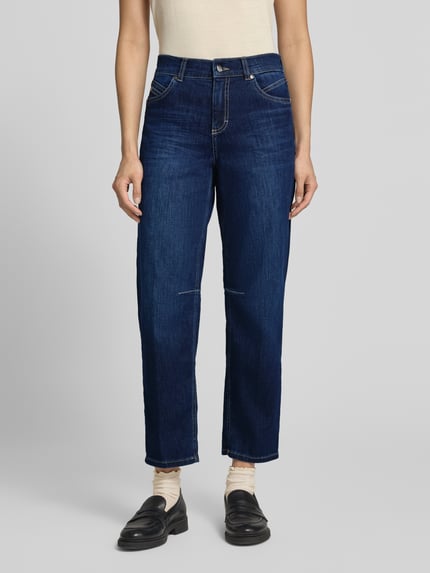 Frauenmodel trägt dunkelblaue Barrel Jeans aus Baumwoll-Mix Modell 'Evy' von ANGELS, Damen Barrel Jeans, Ganzkörperansicht von vorne.