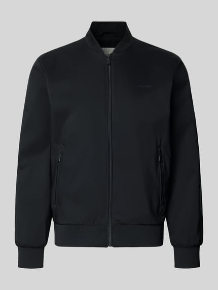 Produktfoto, schwarze Bomberjacke mit Reißverschlusstaschen Modell 'MATTE' von CK Calvin Klein, elastische Abschlüsse, gerader Schnitt