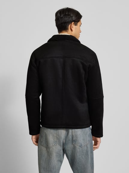 Männermodel trägt Regular Fit Bomberjacke mit Kunstfellkragen Modell 'ROYCE' von Only & Sons in Wildleder-Optik, Rückansicht.