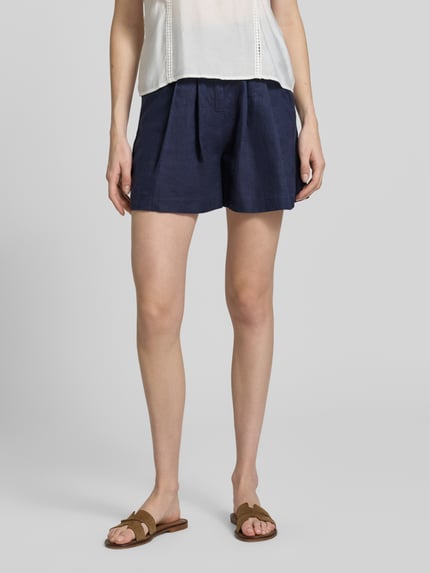 Frauenmodel trägt Leinenshorts mit Eingrifftaschen von Stefanel, dunkelblau, Straight Fit aus Reinem Leinen, Ganzkörperansicht von vorne.