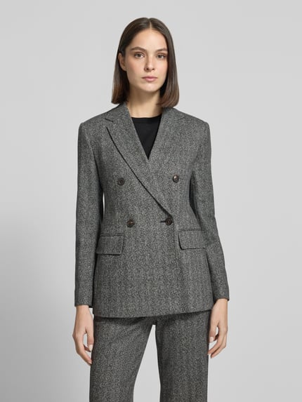 Frauenmodel trägt Regular Fit Kurzblazer mit doppelreihiger Knopfleiste von MAX MARA STUDIO, graues Fischgrätenmuster, Webware, Ganzkörperansicht von vorne.
