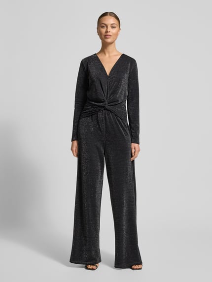 Frauenmodel trägt schimmernden Jumpsuit mit Knotendetail von Milano Italy in Dunkelgrau, V-Ausschnitt, Regular Fit, Ganzkörperansicht von vorne.