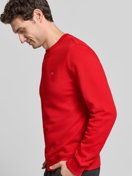Mannelijk model draagt rood Sweatshirt met Label-Stitching model 'BALIS' van Napapijri, puur katoen, regular fit, ronde hals, zijaanzicht bovenlichaam
