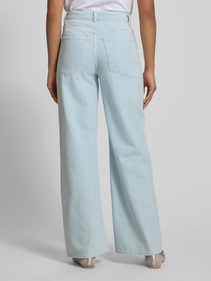 Frauenmodel trägt Wide Leg Jeans mit Perlen von Jake*s Casual aus Reiner Baumwolle, helle Farbe, Eingrifftaschen, Ganzkörperansicht Rückansicht.