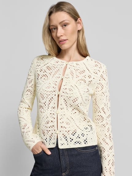 Frauenmodel trägt Strickjacke mit Rundhalsausschnitt und Knopfleiste von Emporio Armani aus Baumwoll-Mix, cremefarben, Slim-Fit, Nahaufnahme Oberkörper. Rückenlänge bei Größe 36: 51 cm, Ärmellänge: 62 cm.