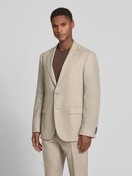 Męski model nosi Regular Fit Anzugsakko aus Leinen-Mix Modell 'JASPER' von BOSS, melanż, krój regular fit, kołnierz z połami, zapięcie na 2 guziki, długi rękaw, wykończenie: z rozcięciami z boku, brustasza, kieszeń wewnętrzna, kieszenie z patką, wykończenie materiału: mieszanka lnu, webowa faktura, przód, zdjęcie całej sylwetki z przodu.
