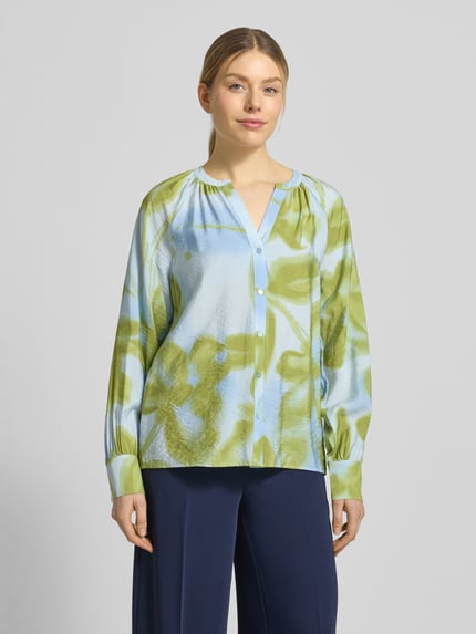 Frauenmodel trägt Regular Fit Bluse mit V-Ausschnitt Modell 'CATE 2' von Soyaconcept, Viskose-Mix, grün-blau gemustert, Ganzkörperansicht von vorne.