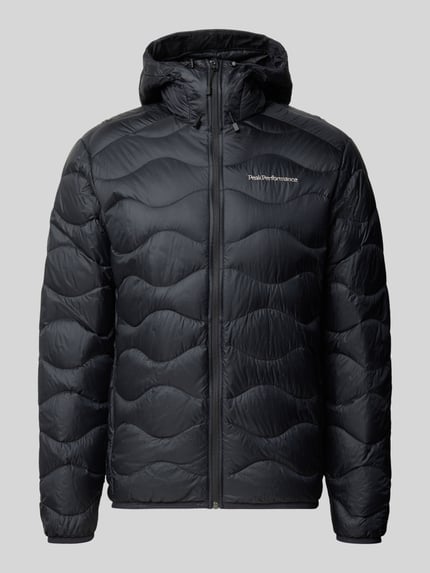 Produktfoto, schwarze Steppjacke mit Label-Stitching Modell 'Helium' von Peak Performance mit Kapuze und Reißverschluss, Regular Fit