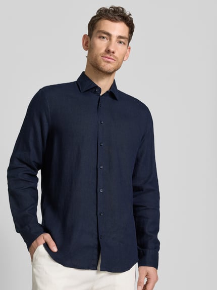 Männermodel trägt Regular Fit Business-Hemd aus Leinen mit Kentkragen von SEIDENSTICKER, dunkelblau, Knopfleiste, Ganzkörperansicht von vorne, Rückenlänge 79 cm, Schulterbreite 46 cm, Ärmellänge 67 cm, Größe 40.