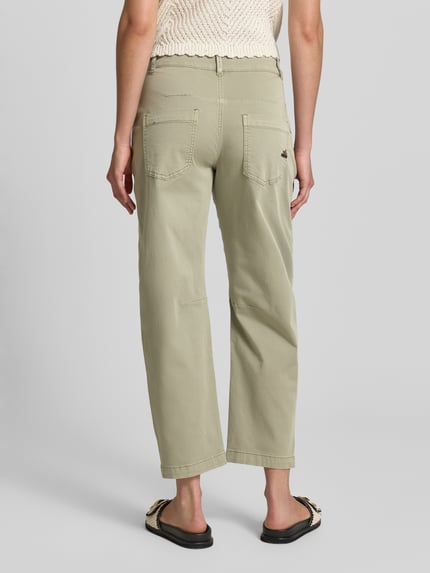 Vrouwenmodel draagt Barrel Fit Hose mit Eingrifftaschen van Buena Vista, beige katoenmix met viscose, opgestikte zakken, volledige achteraanzicht.
