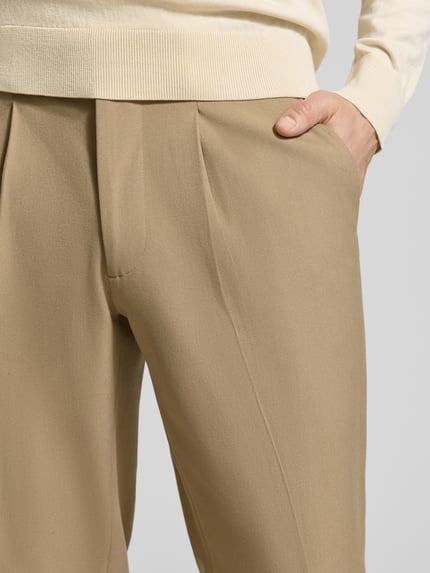 Männermodel trägt Regular Fit Chino mit Viskose-Anteil von Selected Homme, Optik: Unifarben, Twill-Material, Nahaufnahme Oberschenkel.
