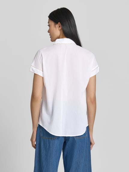 Vrouwenmodel draagt Regular Fit blouse im Allover-Look mit Stitchings van Christian Berg Woman van puur katoen, overhemdkraag, knoopsluiting, ruglengte maat 36: 65 cm, mouwlengte maat 36: 5 cm, witte stof, losse pasvorm, textuur glad, all-over details, Ganzkörperansicht Rückansicht.