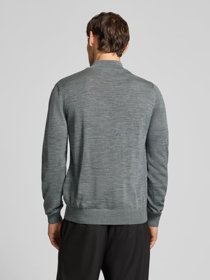Męski model nosi Regular Fit Sweatshirt aus reiner Schurwolle von MAERZ Muenchen, szary melanż, elastyczne wykończenia, krój regular fit, troyer, długość tyłu 69 cm, długość rękawa 68 cm, widok całej sylwetki z tyłu.