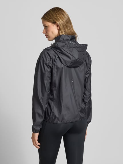 Frauenmodel trägt schwarze Trainingsjacke mit Logo-Print Modell 'Tempo' von NIKE TRAINING, Kapuze mit Kordelzug, Gerader-Schnitt, Reißverschluss, seitliche Eingrifftaschen, glatte Textur, Rückenlänge bei Größe S 59 cm, Schulterbreite 55 cm, Brustweite 50 cm, Ärmellänge 58 cm, Ganzkörperansicht Rückansicht.