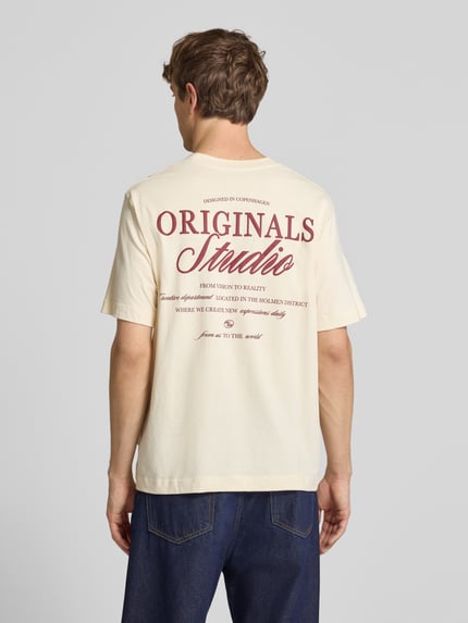 Männermodel trägt Herren T-Shirt mit Statement-Print Modell 'NORREBRO' von Jack & Jones, cremefarben, Reine Baumwolle, Gerader-Schnitt, Rundhalsausschnitt, Rückenlänge bei Größe M 68 cm, Ganzkörperansicht Rückansicht.