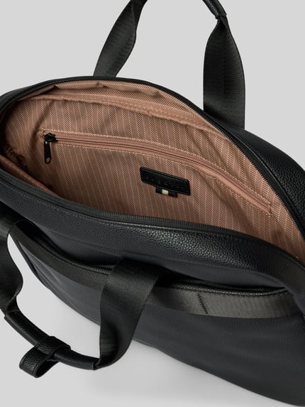 Produktfoto, Laptoptasche aus echtem Leder von bugatti, schwarze Struktur, sichtbares Hauptfach mit Reißverschluss, Innenfächer, Label-Prägung, Szerokość w rozmiarze 40 cm, długość w rozmiarze 28 cm, głębokość w rozmiarze 10 cm, długość paska na ramię w rozmiarze 100 cm