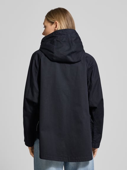 Frauenmodel trägt Regular Fit Jacke aus reiner Baumwolle von Marc O'Polo, Optik: Unifarben, Kapuze, Langarm, abgerundeter Rumpfabschluss, Ganzkörperansicht Rückansicht.