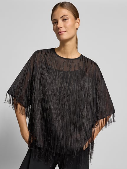 Frauenmodel trägt Cropped Kurzarmbluse mit Fransenbesatz von BOSS, Strukturmuster, Chiffon, Fransen, semitransparente Details, Nahaufnahme Oberkörper.