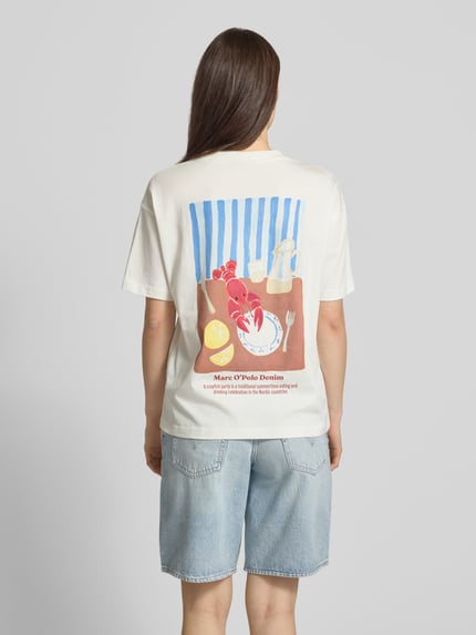 Frauenmodel trägt Regular Fit T-Shirt aus reiner Baumwolle von Marc O'Polo Denim, Optik: Unifarben, Motiv-Print, Jersey, Kurzarm, Ganzkörperansicht Rückansicht.