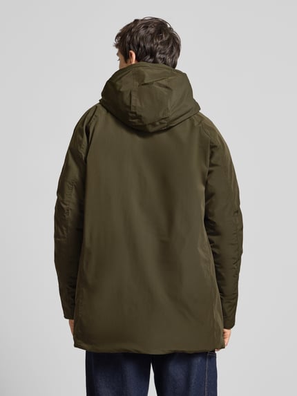 Männermodel trägt Parka mit Kapuze Modell 'WOOD' von Jack & Jones in Olivgrün, Regular Fit, Rückenansicht, Ganzkörperansicht Rückansicht.