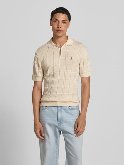 Männermodel trägt Modern Fit Poloshirt mit Logo-Stitching von REVIEW in Beige mit Strukturmuster, Reine Baumwolle, Polokragen, kurzer Reißverschluss, Rückenlänge 66 cm bei Größe M, Ganzkörperansicht von vorne.