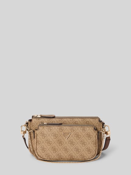 Produktfoto, beigefarbene Pouch mit Label-Applikation Modell 'NOELLE II' von Guess, goldene Details, Reißverschluss, strukturierte Oberfläche, abnehmbarer Schulterriemen, Damenaccessoire mit 24 x 13 x 5 cm Größe und 122 cm Riemen, seitliche Ansicht