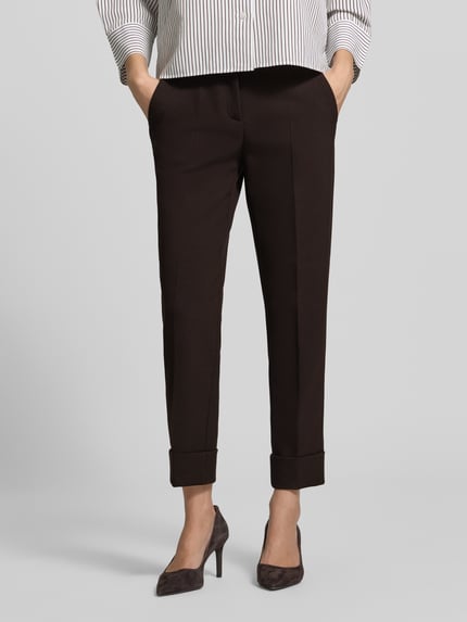 Frauenmodel trägt Regular Fit Schmale Hose mit Viskose-Baumwoll-Anteil Modell 'KRYSTAL' von CAMBIO, dunkelbraun, glatte Struktur, Nahaufnahme Oberkörper, Damen Schmale Hose von CAMBIO.