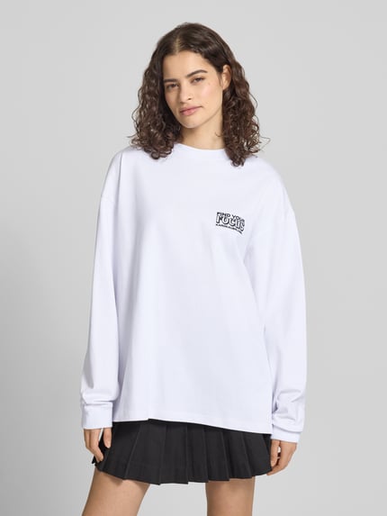 Vrouwenmodel draagt Oversized Longsleeve mit Statement-Print van Karo Kauer, wit, katoen, oversized fit, ronde hals, detailopname bovenlichaam.