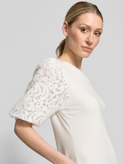Vrouwenmodel draagt Regular Fit T-shirt uit viscosemix van s.Oliver BLACK LABEL, look: effen, ronde hals, korte ballonmouwen, stretch materiaalverwerking, Nahaufnahme bovenlichaam.